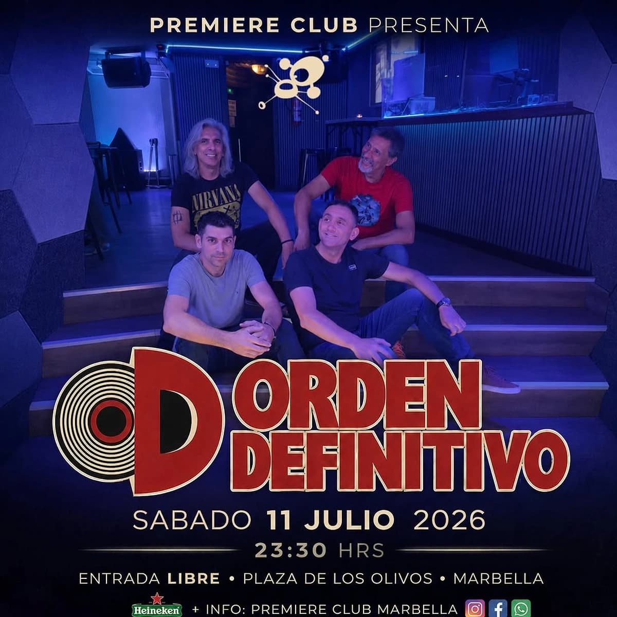 Cartel promocional de Orden Definitivo en Premiere Club Marbella con cuatro miembros de la banda sentados en el interior del local, iluminación azul y el nombre del grupo en grande. El concierto es el sábado 11 de julio de 2026 a las 23:30 h y la entrada es libre.