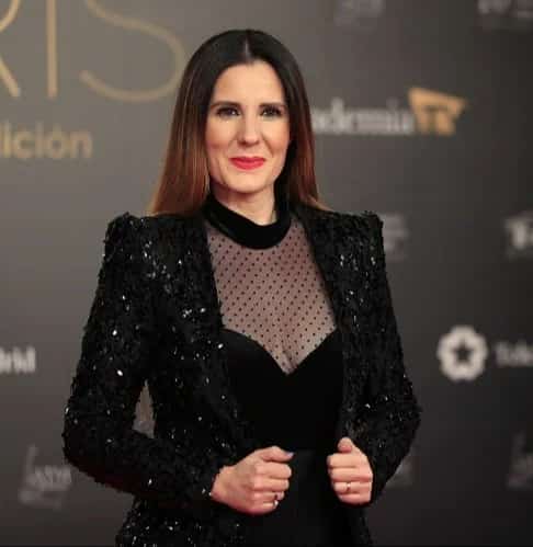 Diana Navarro actuando en vivo con una presencia escénica cautivadora