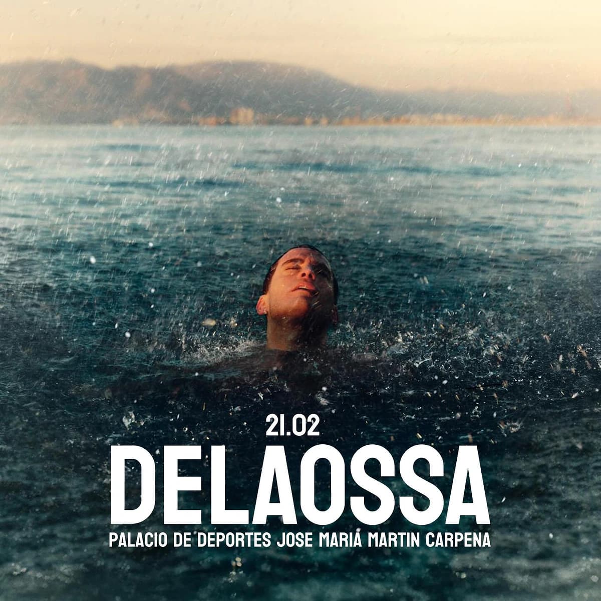 Delaossa actuando en vivo con un fondo de escenario vibrante