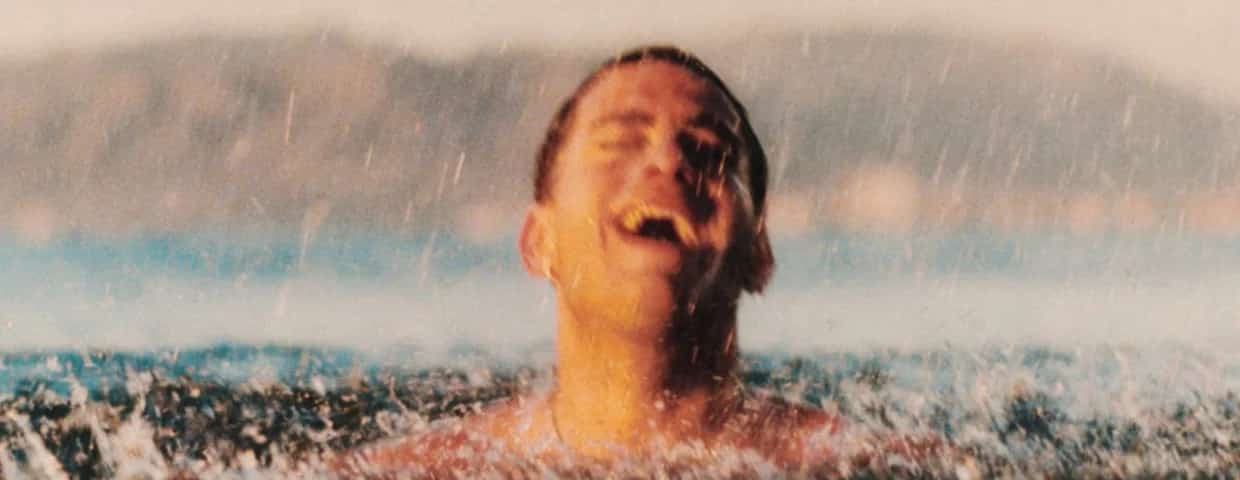 Delaossa actuando en vivo con un fondo de escenario vibrante