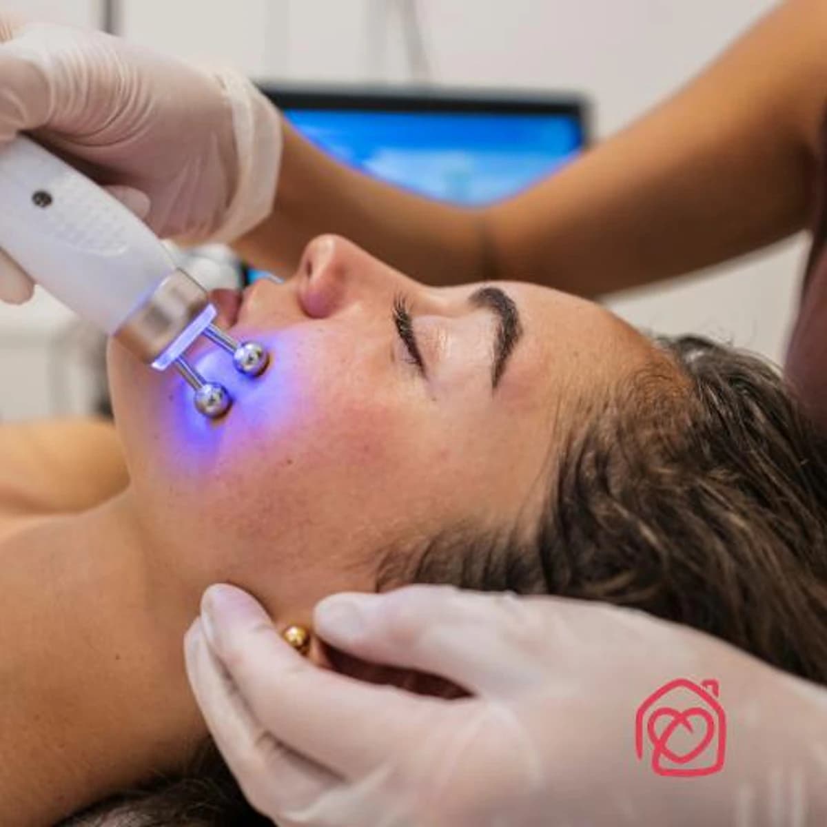 Spa facial en Casa Ángeles (Marbella): sesión de brillo Facial Glow Up con tratamiento spa y luz LED para una piel más luminosa y renovada.