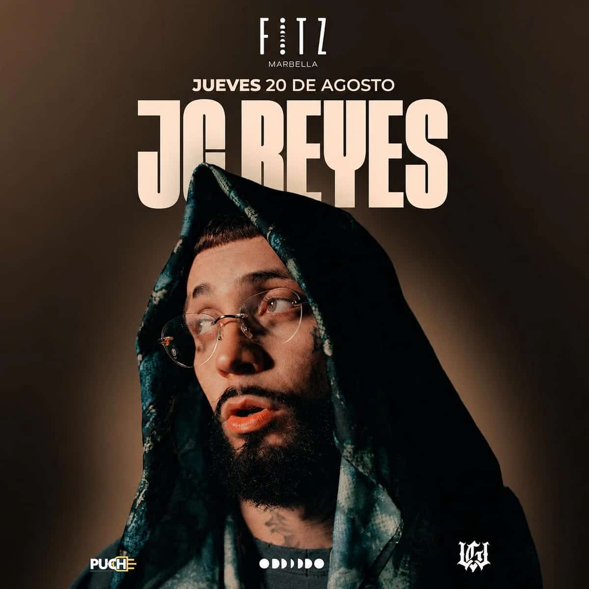 Cartel de JC Reyes en FITZ Marbella para el jueves 20 de agosto, con fondo marrón oscuro, retrato del artista con capucha y gafas, y tipografía grande en color crema.