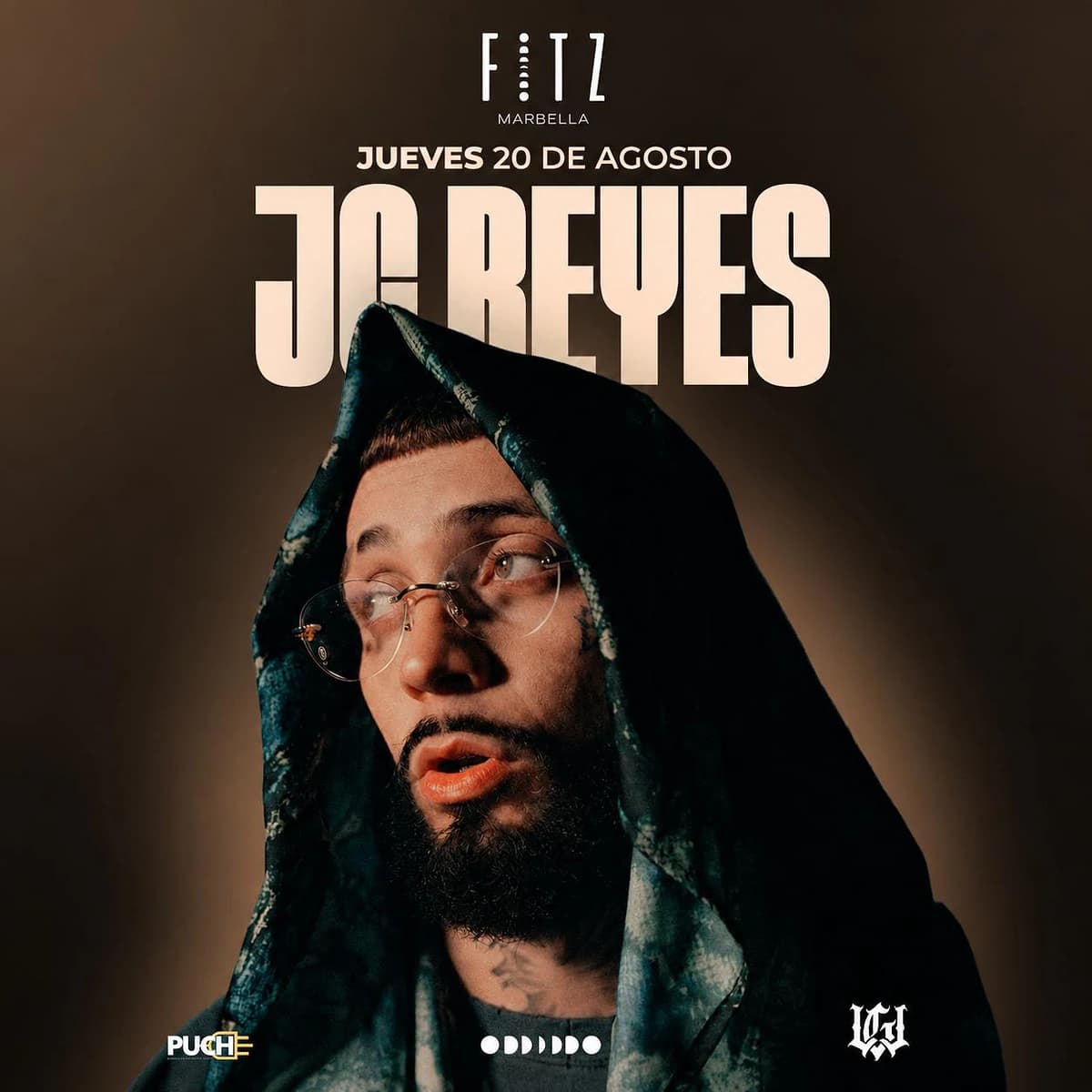 Cartel de JC Reyes en FITZ Marbella para el jueves 20 de agosto, con fondo marrón oscuro, retrato del artista con capucha y gafas, y tipografía grande en color crema.
