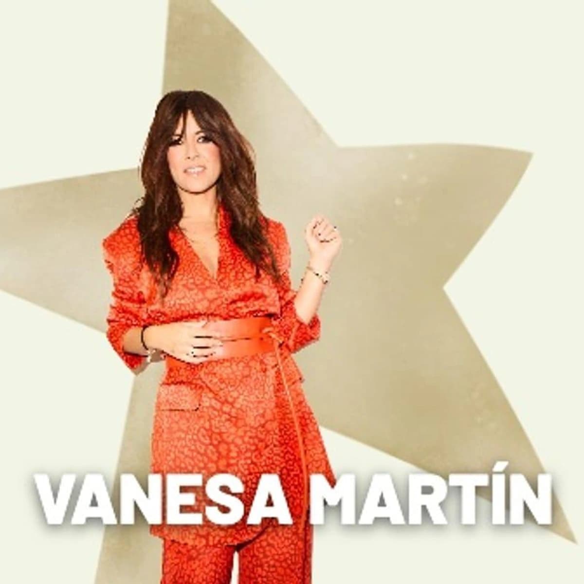 Vanesa Martín con conjunto rojo delante de la estrella dorada de Starlite en el cartel de su concierto del 14 de agosto en Starlite Occident.
