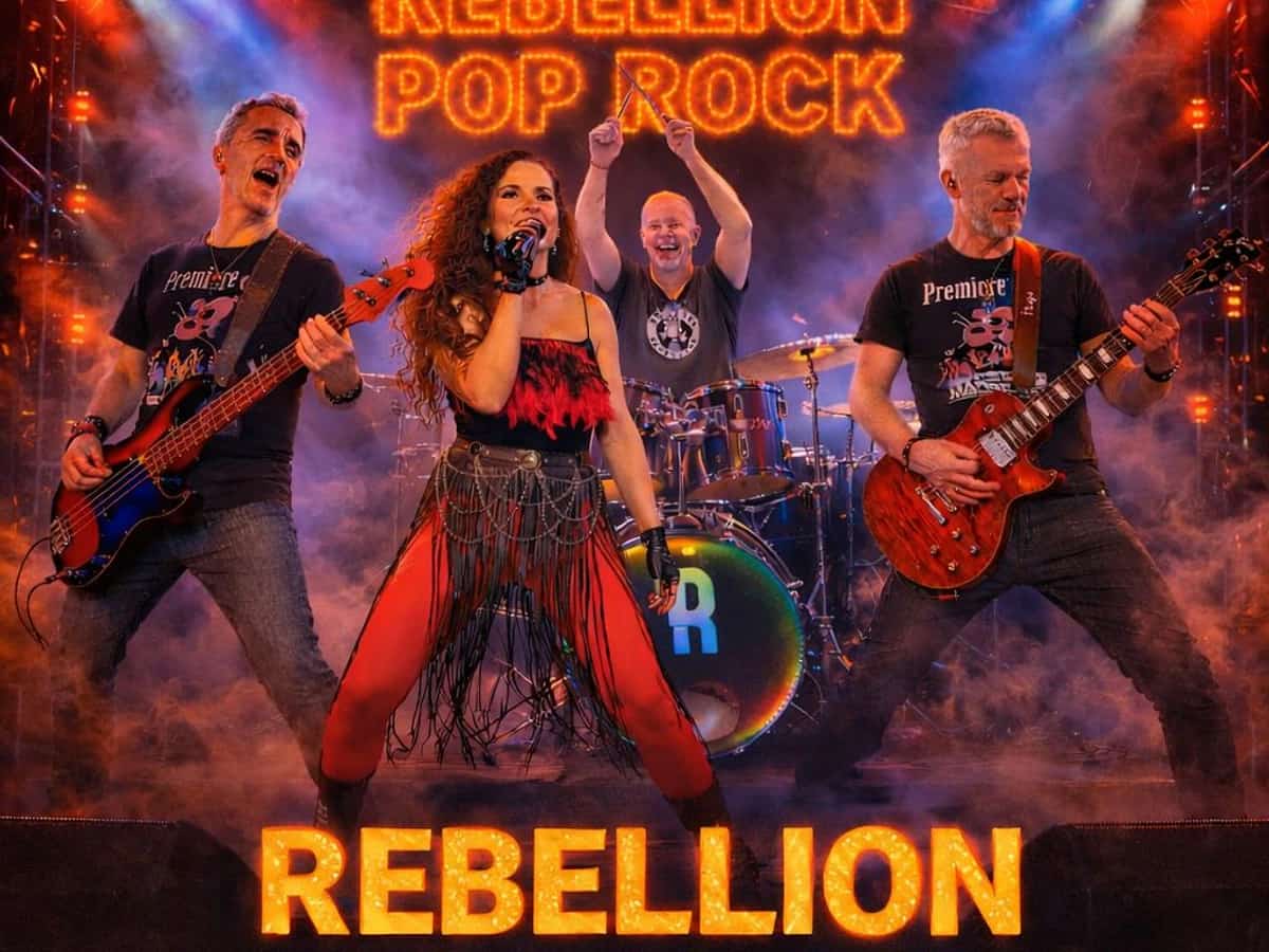 Banda Rebellion tocando pop rock en directo sobre el escenario durante un concierto promocionado por Boulebar Café con luces de escenario y público.