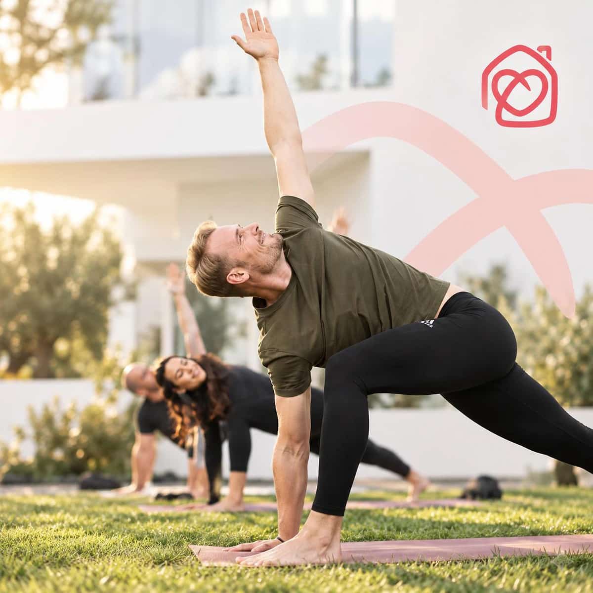Grupo practicando yoga al aire libre en el jardín, con una postura de apertura y el logotipo de Casa Ángeles integrado en la composición.