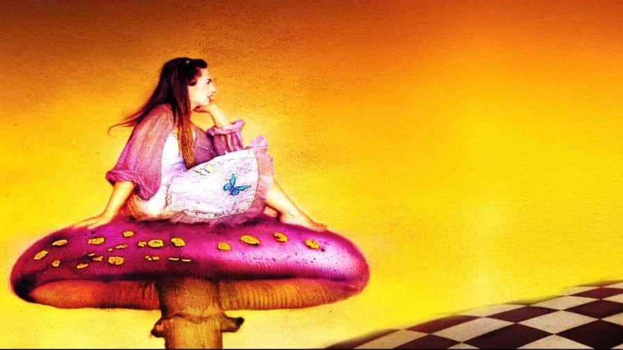 Alizia Maravillas family theatre in Málaga 2026 with lyrical music, videomapping and actors inspired by Lewis Carroll for children