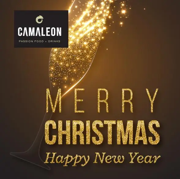 Fiesta de Nochevieja en Marbella en Camaleón Restaurant — cartel navideño con copa de champán dorada, mensaje Merry Christmas y Happy New Year, cena de gala y celebración de Fin de Año 2025.