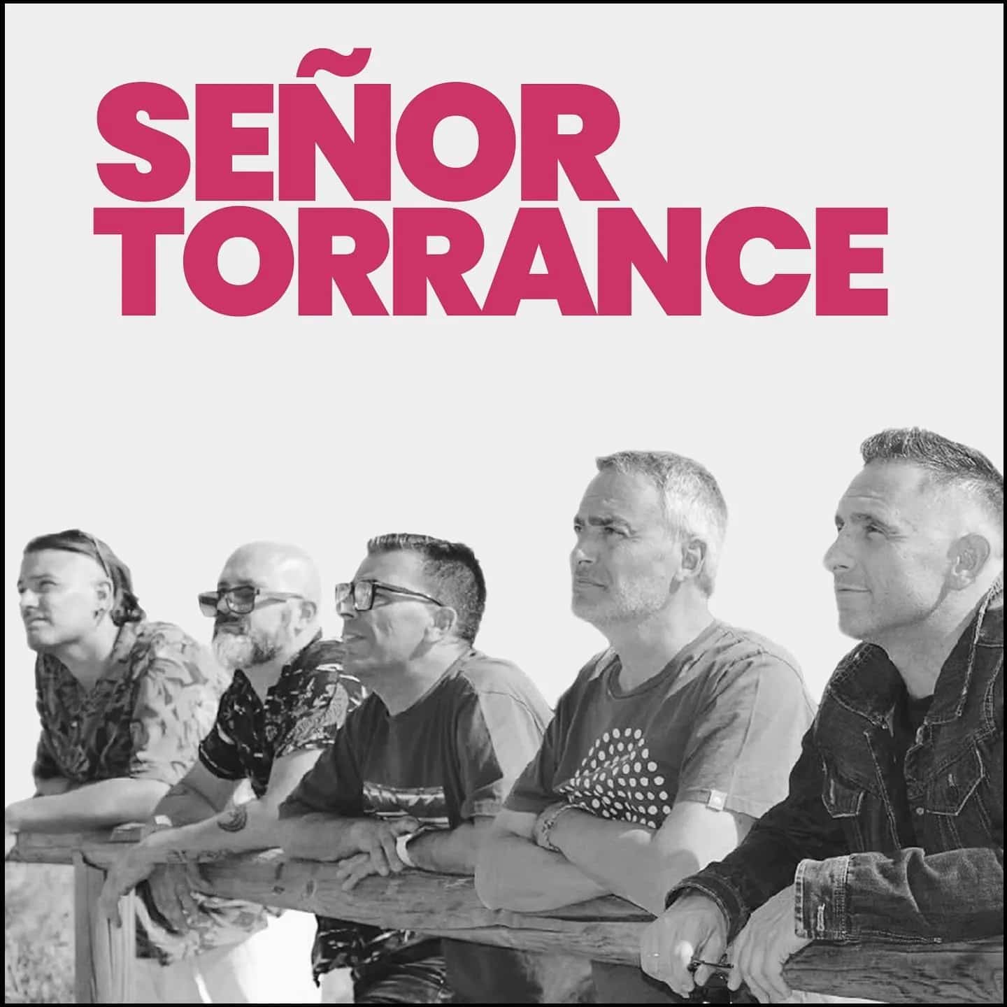 Señor Torrance actuando en vivo con luces de escenario vibrantes