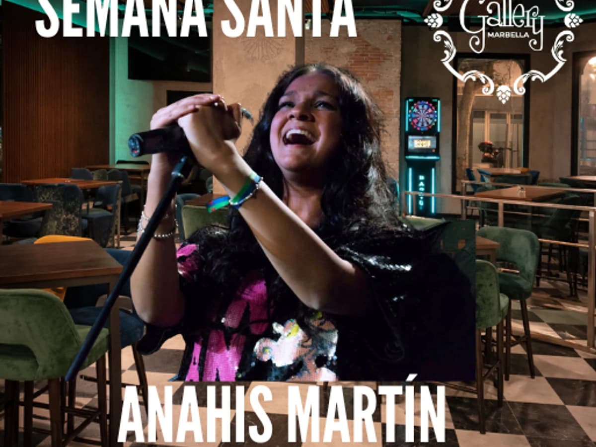 Cartel promocional de Semana Santa en Gallery Marbella con Anahís Martín cantando en directo sobre el escenario del local.