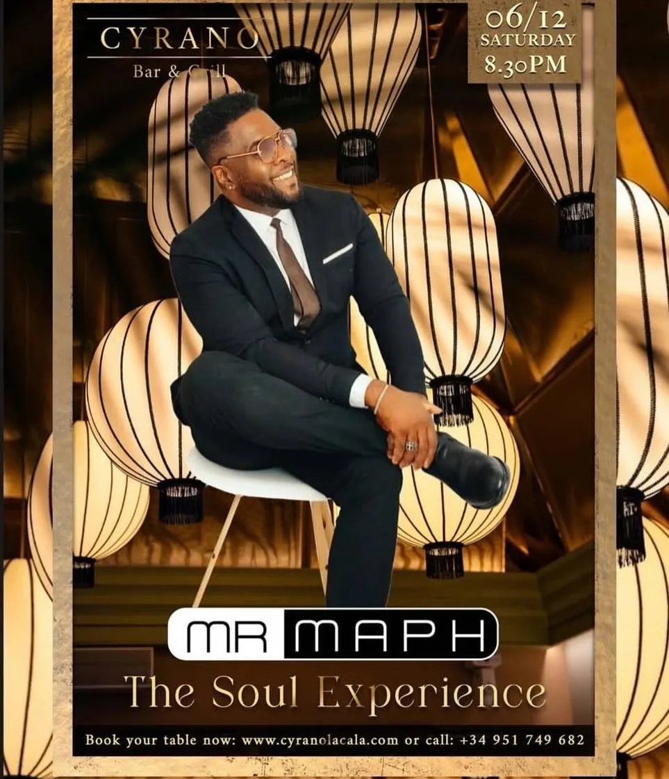 Mr Maph actuando en vivo con un micrófono