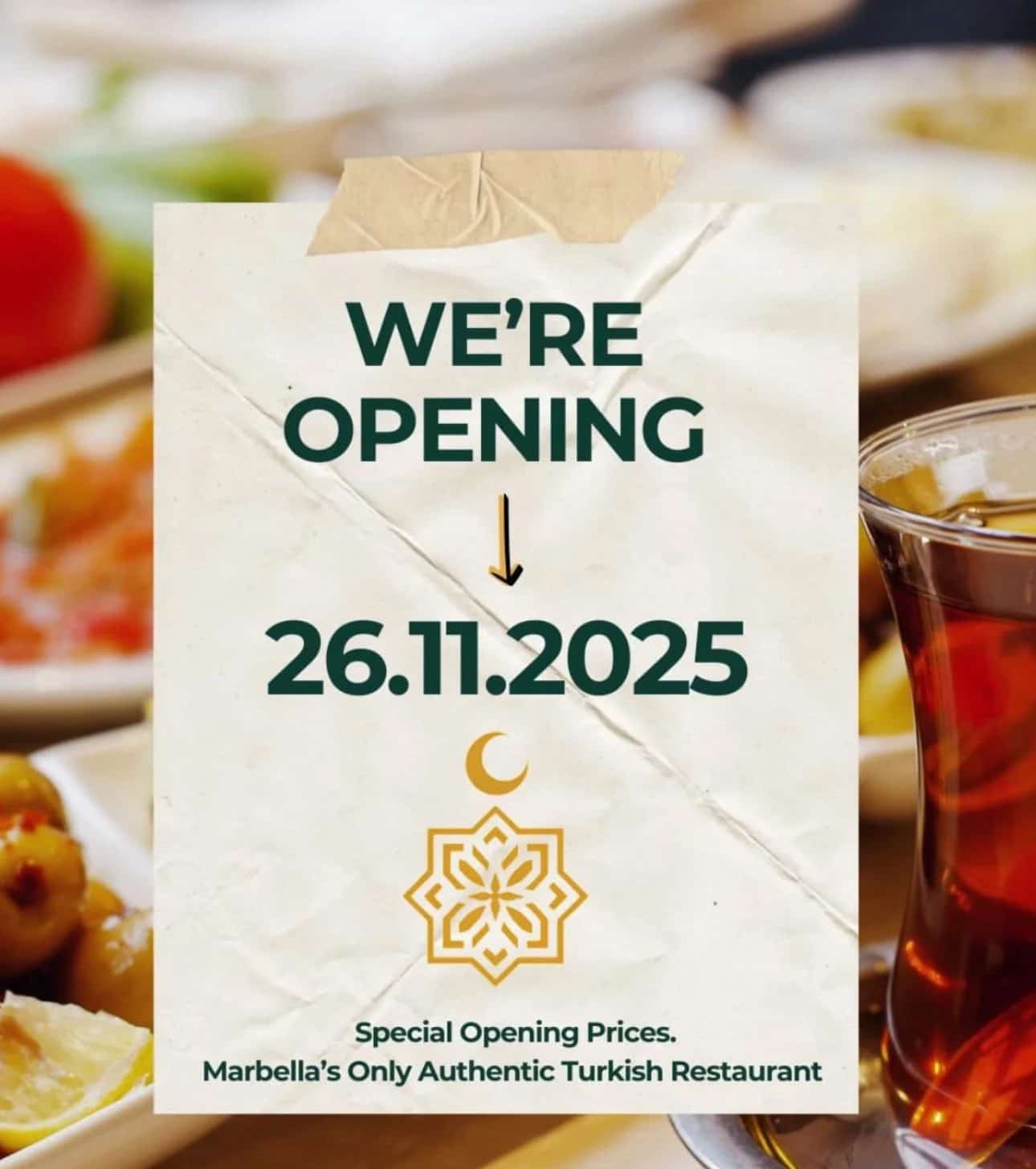 Cartel de inauguración de Ottoman Brunch Club con fondo de platos de comida turca y vaso de té, un papel central que dice «We’re opening 26.11.2025» y el mensaje «Special opening prices. Marbella’s only authentic Turkish restaurant».