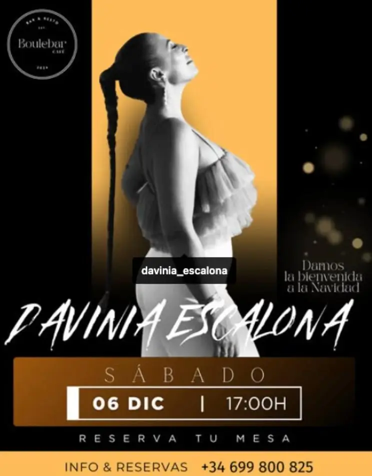 Cartel promocional en tonos negro y dorado de un concierto navideño en Boulebar Café, con una cantante de perfil en blanco y negro mirando hacia arriba sobre fondo mostaza y el texto “Davinia Escalona – sábado 06 dic 17:00h, reserva tu mesa”.