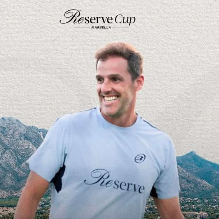 Primer plano frontal de Juan Martín Díaz, leyenda del pádel; imagen promocional de la exhibición en Los Reales Sports Club, Estepona (15/09, 12:30–14:30).