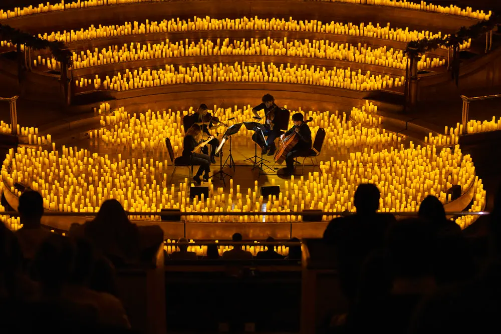 Concierto clásico a la luz de las velas con un cuarteto de cuerda en un ambiente romántico.