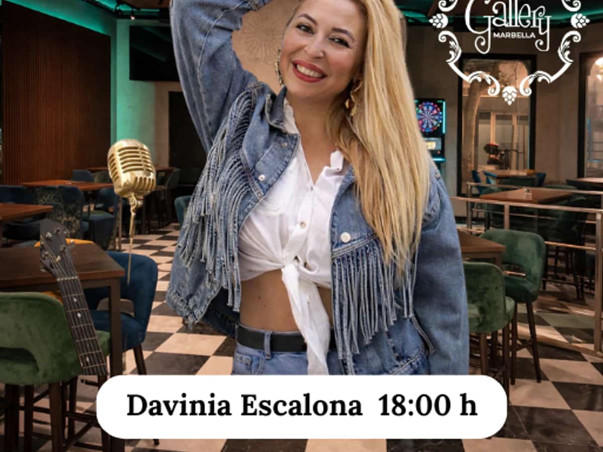 Cartel de Davinia Escalona en Gallery Marbella para el sábado 2 de mayo a las 18:00, con ambiente de tardeo, copas y música en directo en Marbella centro.