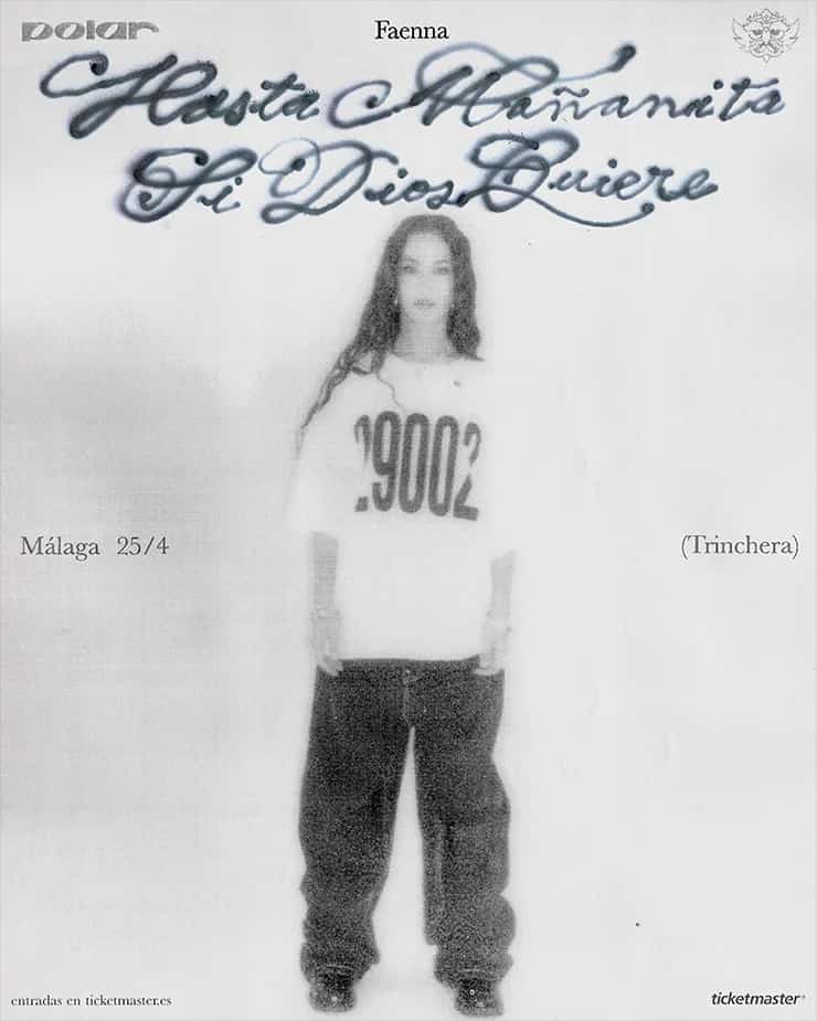 Faenna con un micrófono sobre un fondo colorido