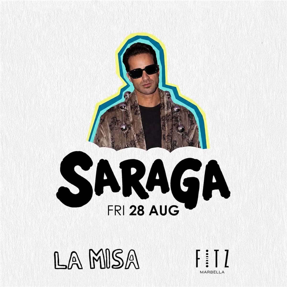 Cartel de Saraga x La Misa en FITZ Marbella para el viernes 28 de agosto, con fondo blanco texturizado, retrato del DJ con gafas oscuras, nombre SARAGA en tipografía negra grande y logos de La Misa y FITZ.