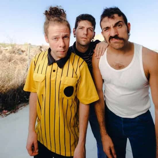 Gilipojazz actuando en vivo con iluminación vibrante y ambiente energético