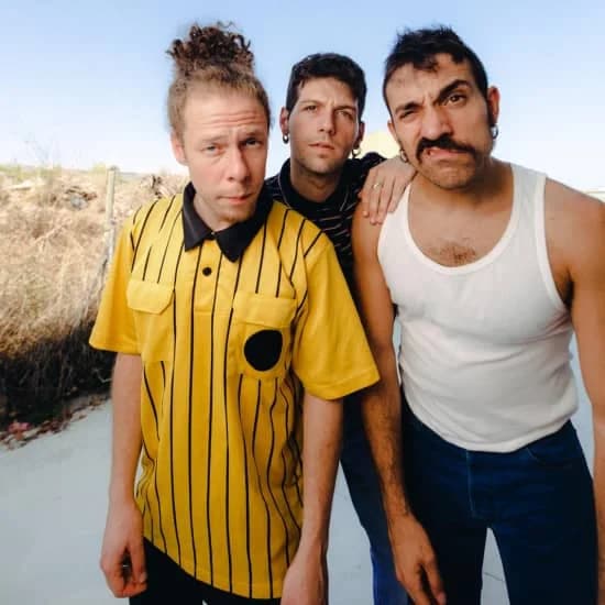 Gilipojazz actuando en vivo con iluminación vibrante y ambiente energético