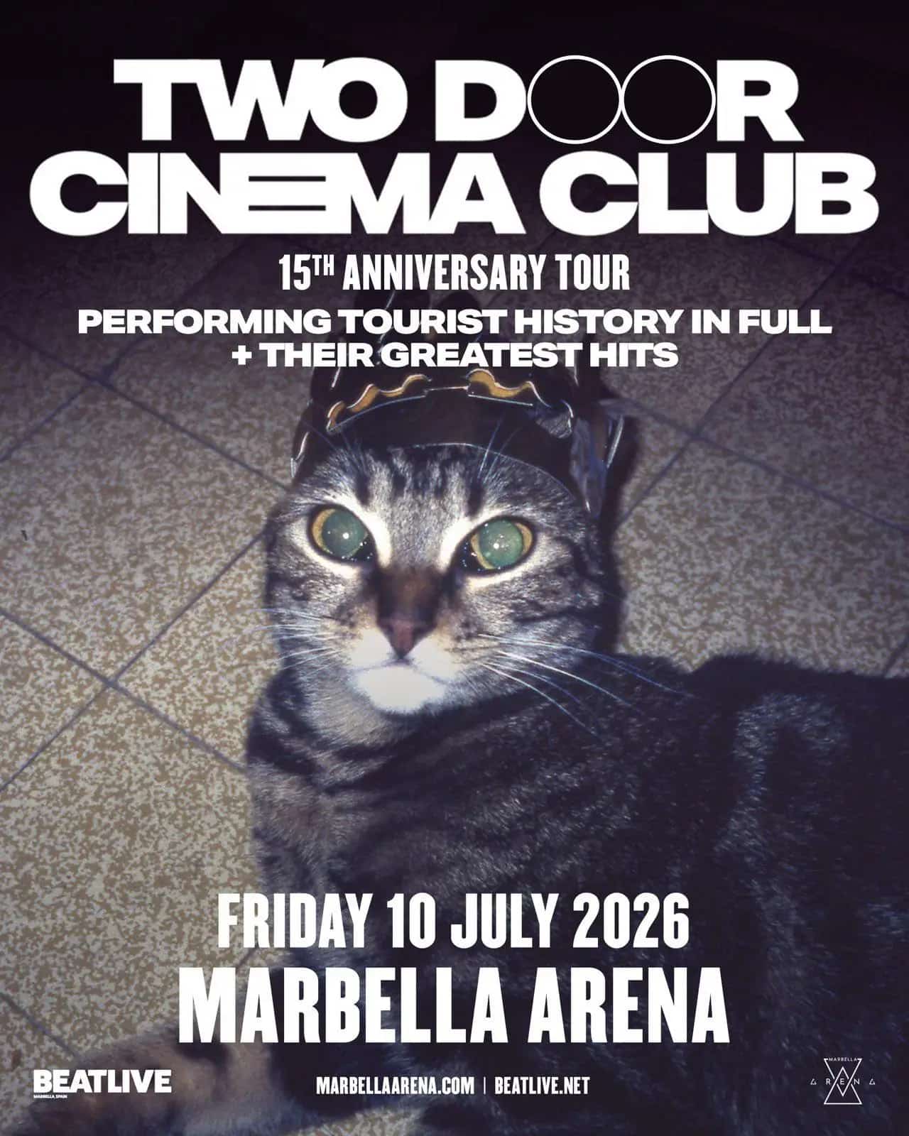 Two Door Cinema Club actuando en vivo en Marbella 2026