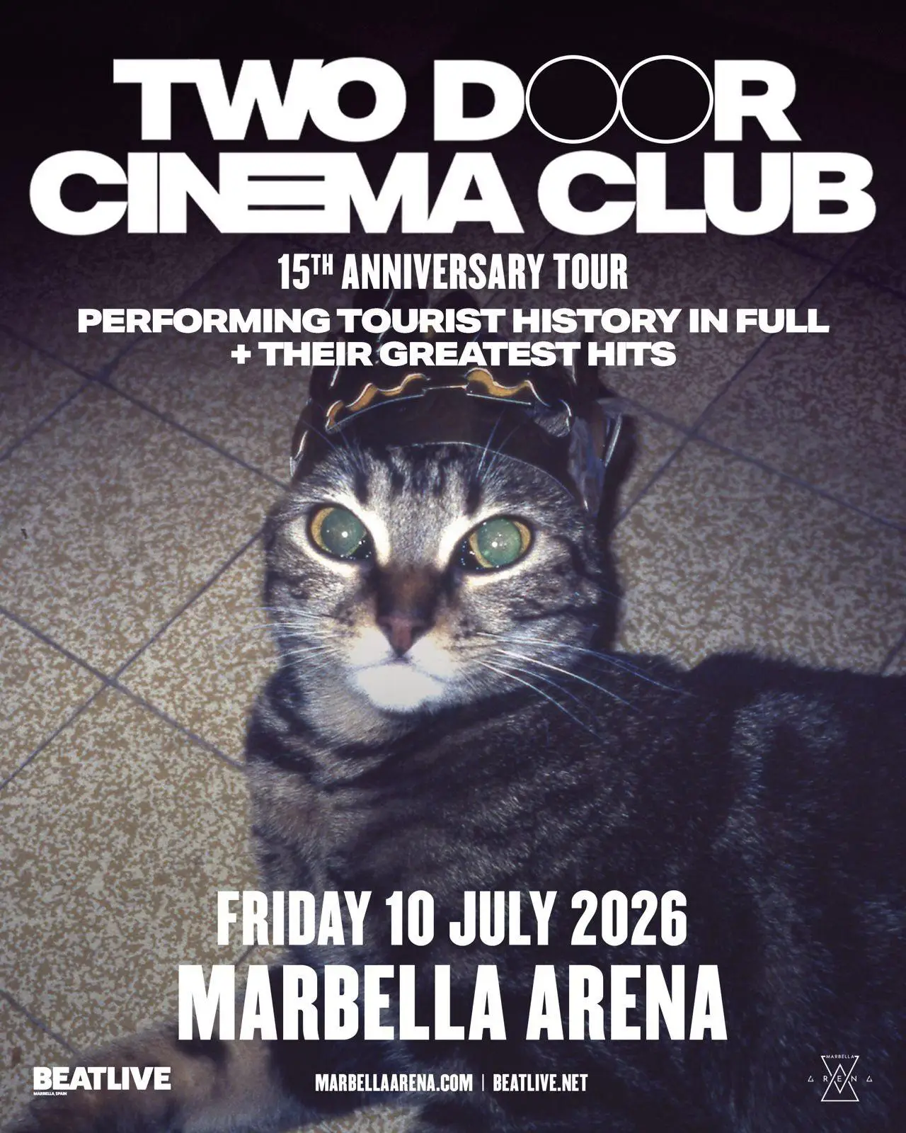 Two Door Cinema Club actuando en vivo en Marbella 2026
