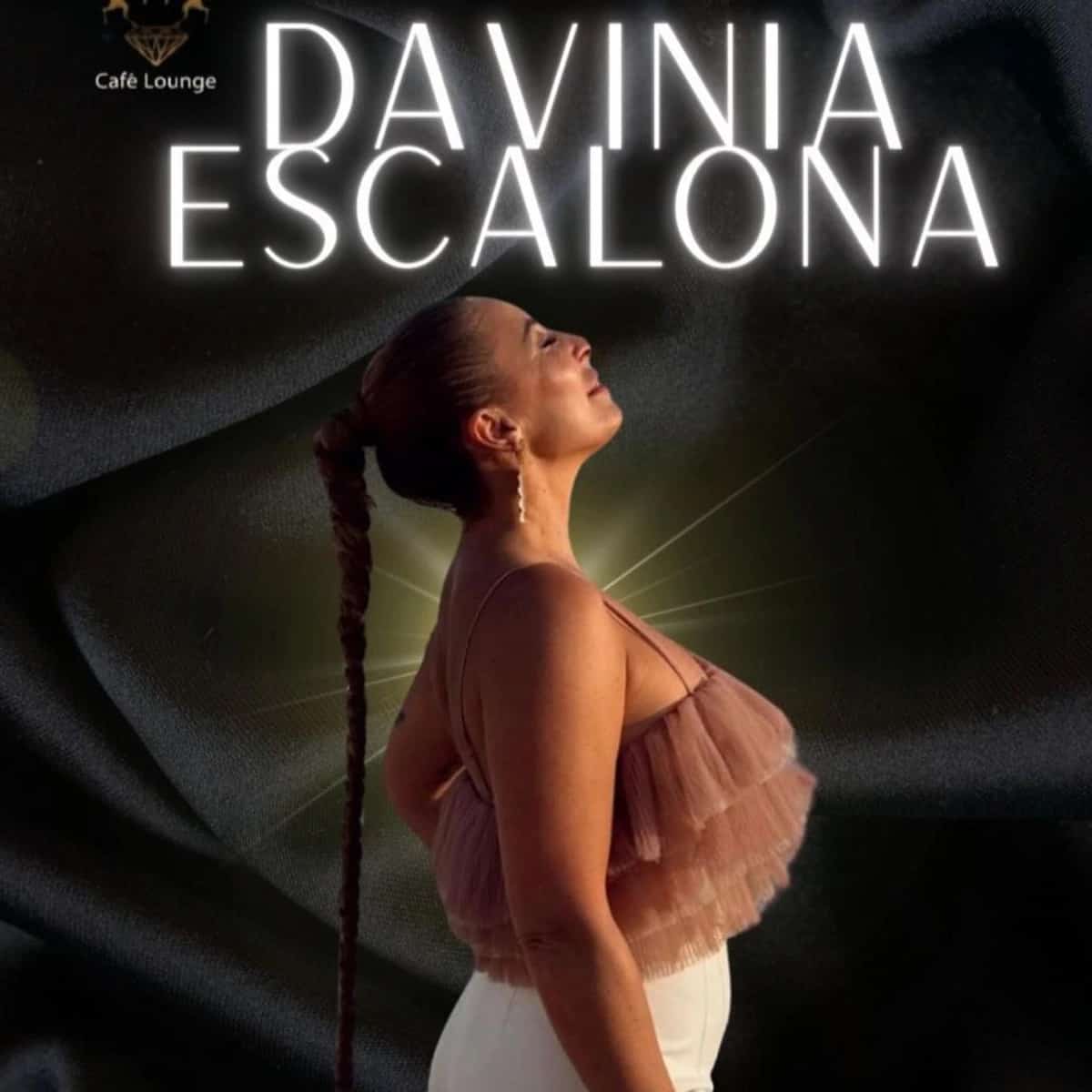 Cantante Davinia actuando en directo en Möet Lounge Marbella, tardeo flamenco con música en vivo en el centro histórico de Marbella.