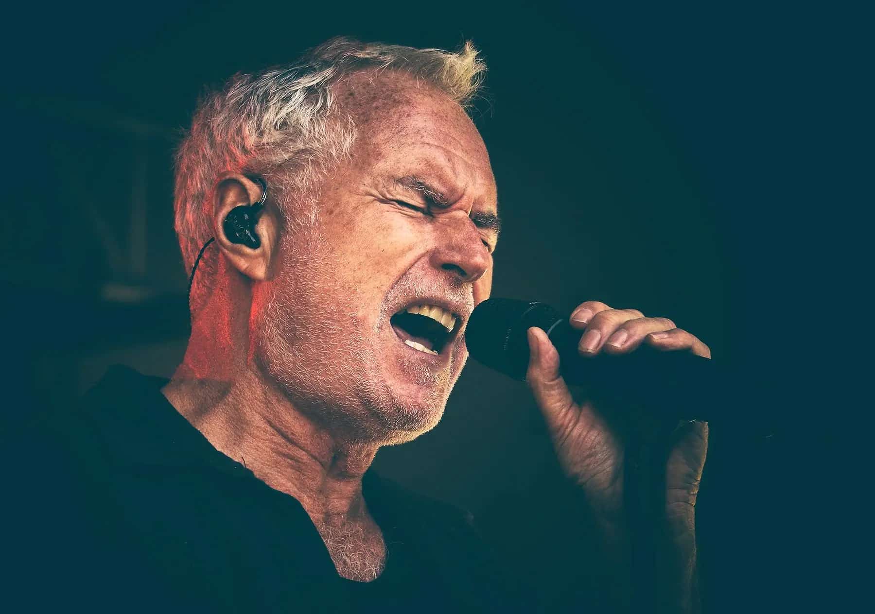 Phil Bee actuando en vivo en Málaga 2026