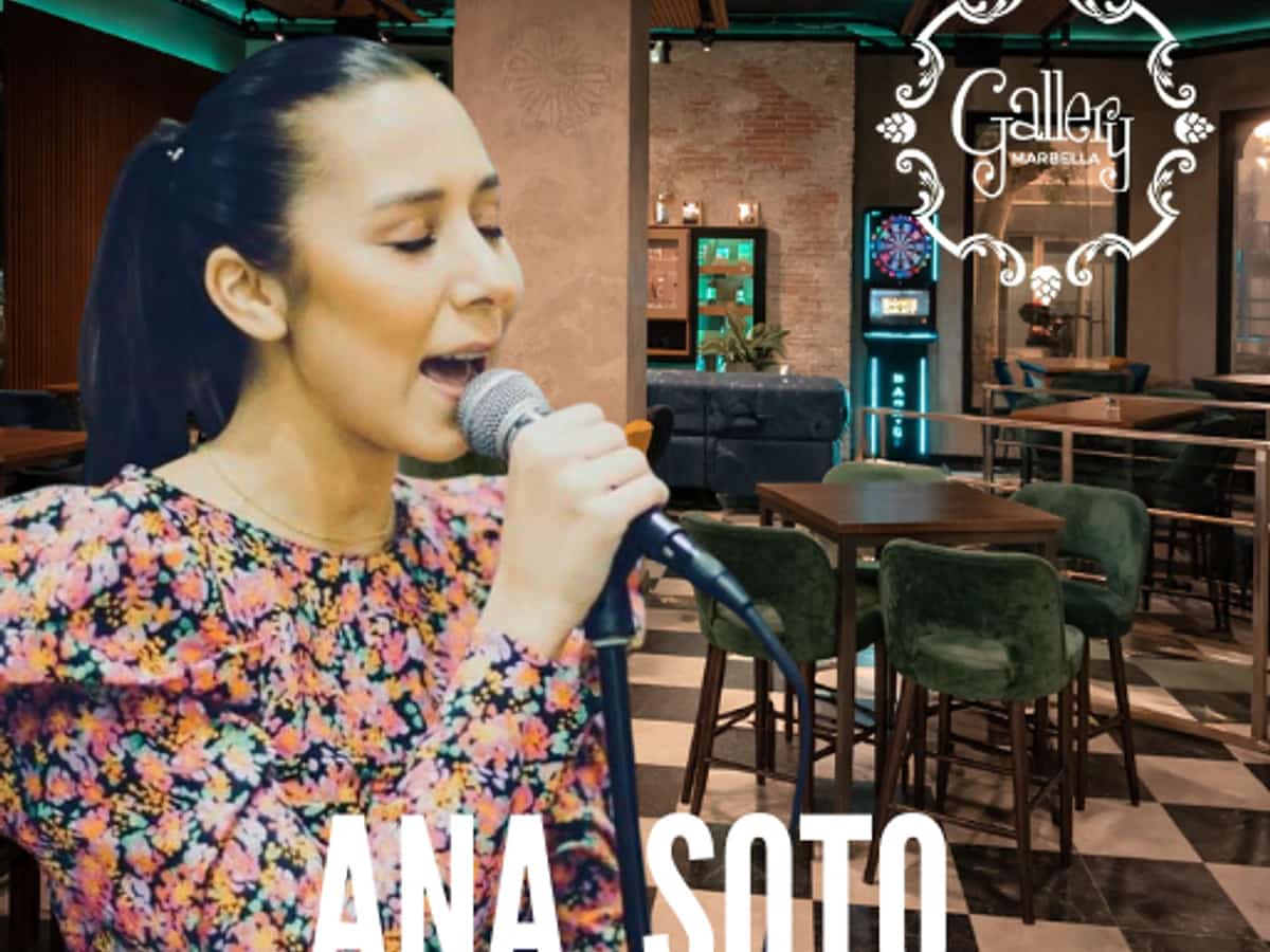 Ana Soto cantando en directo en Gallery Marbella, concierto de música en vivo en lounge premium de Marbella.