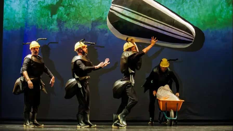 Children’s theatre Bichitos in Málaga 2026 with puppets, gesture, actors and videomapping about insects and nature for families