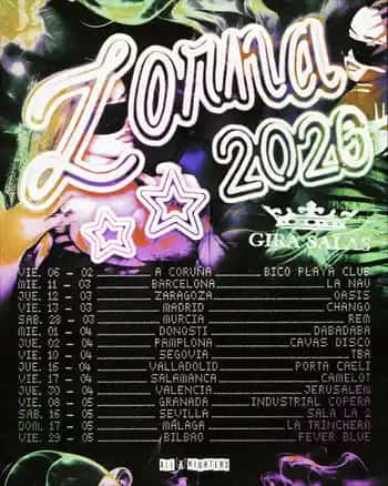 Lorna actuando en el escenario con luces vibrantes