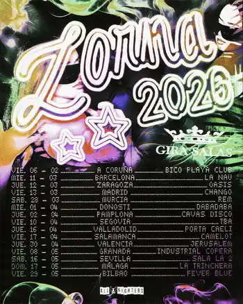 Lorna actuando en el escenario con luces vibrantes