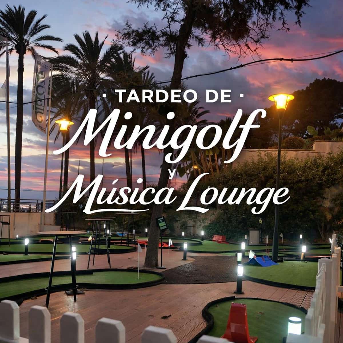 Cartel del evento Tardeo de Minigolf y Música Lounge sobre una foto real de Quizygolf Marbella al atardecer, con pistas iluminadas, palmeras y cielo rosado junto al mar.