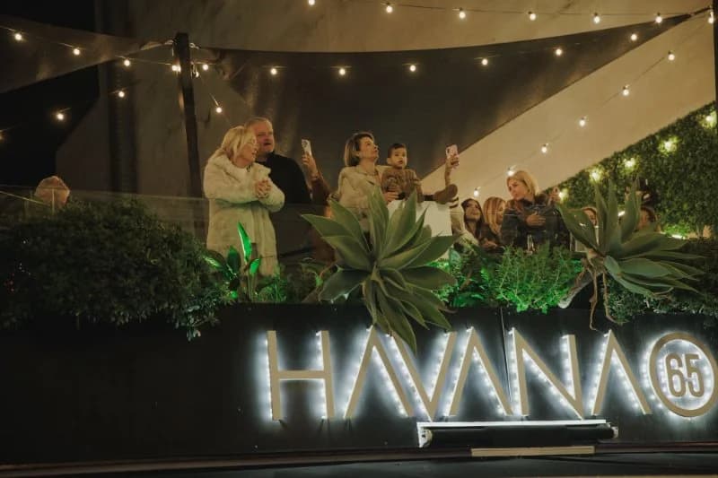 Sábado Night Club con Robot LED
Imagen de GalerĂa 1