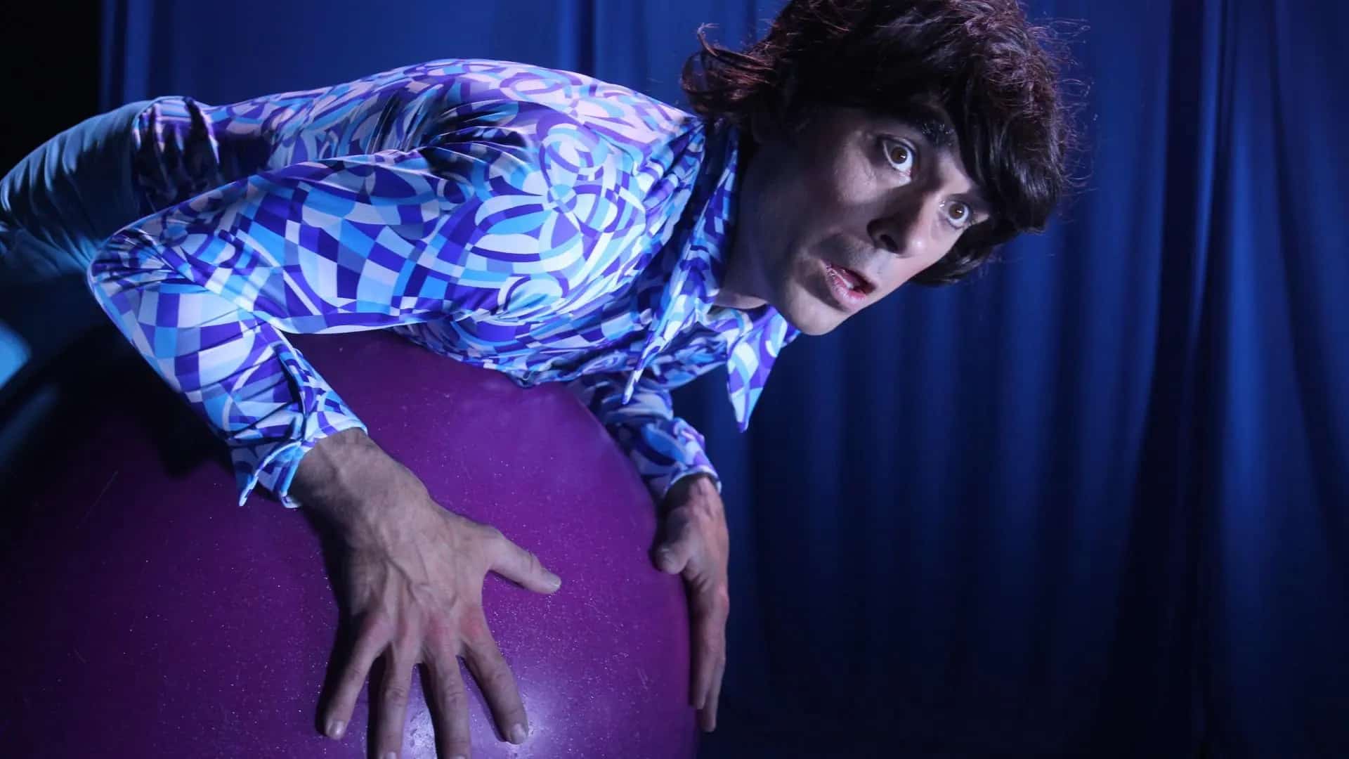 Children’s circus show Flex, El Hombre Globo in Málaga 2026 with giant balloons, juggling and clown in a colourful elastic fantasy world