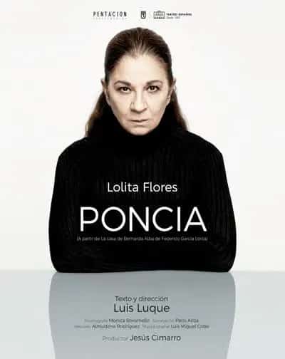 Lolita interpretando Poncia en un monólogo dramático en el Teatro del Soho CaixaBank de Málaga.