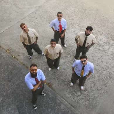 Miembros de la banda Chiquita Movida con arte de portada del álbum