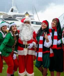 Papá Noel saludando a los niños en un evento de Navidad Marbella al aire libre 2025