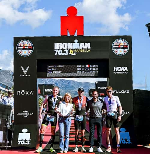 Arco de meta y medallistas – IRONMAN 70.3 Marbella