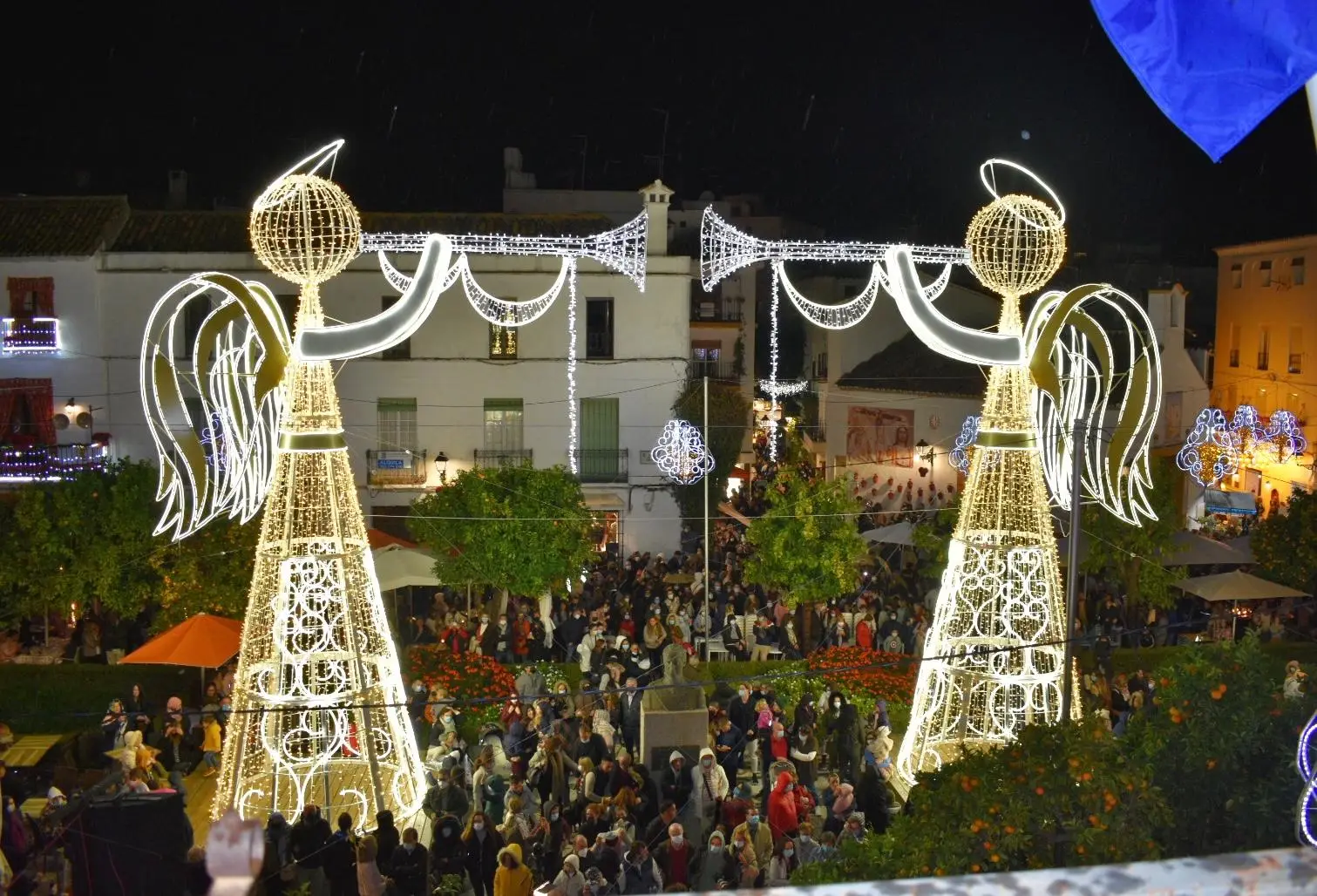 Iluminación navideña con ángeles de luz en la Plaza de los Naranjos de Marbella, 2025