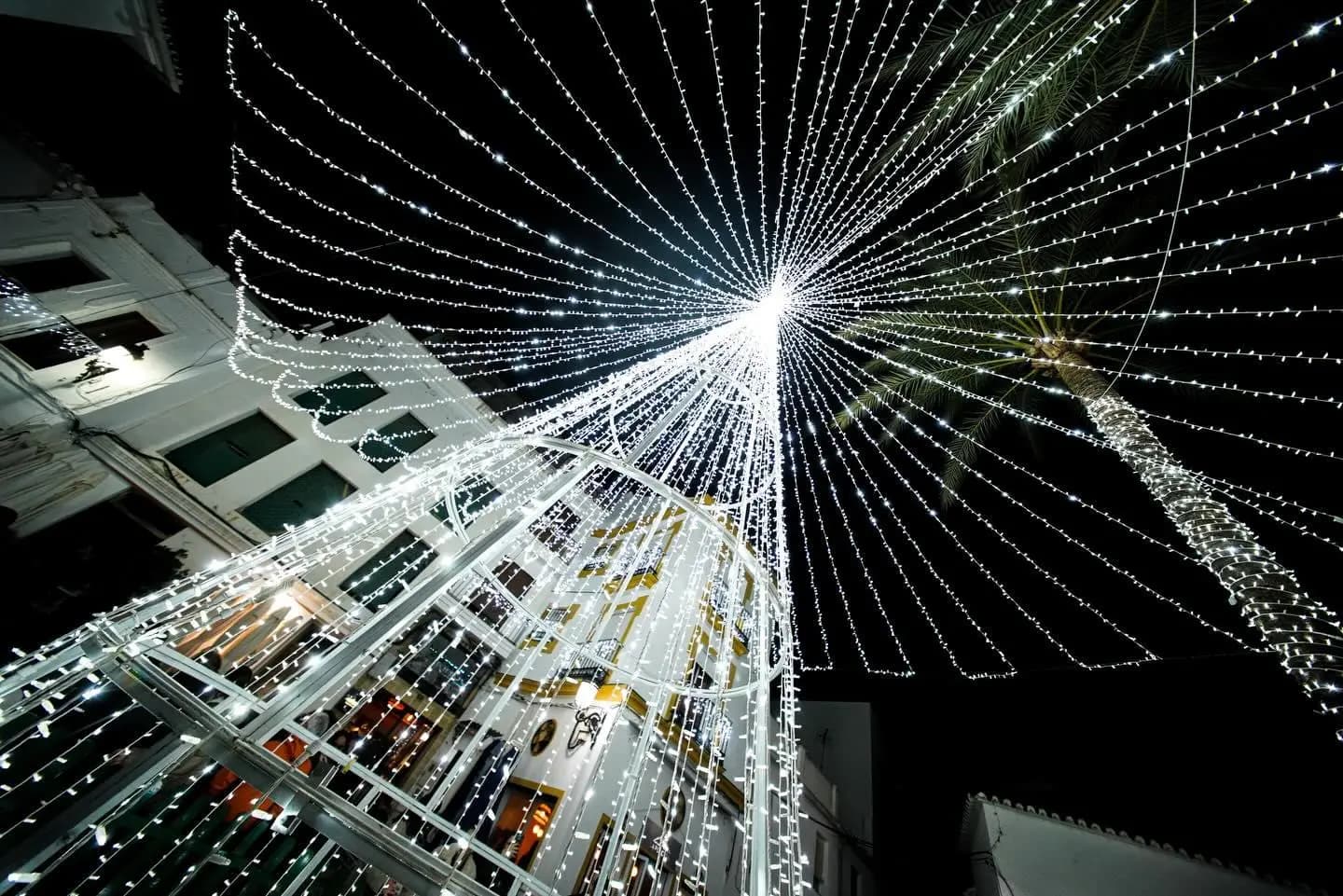 Decoración navideña en Ojén con luces blancas y ambiente festivo,2025