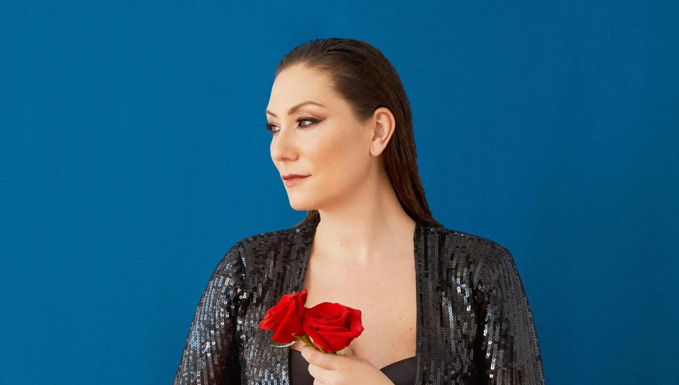 Marina Heredia live in Málaga, artistic portrait with red roses for the flamenco concert “En Libertad”.