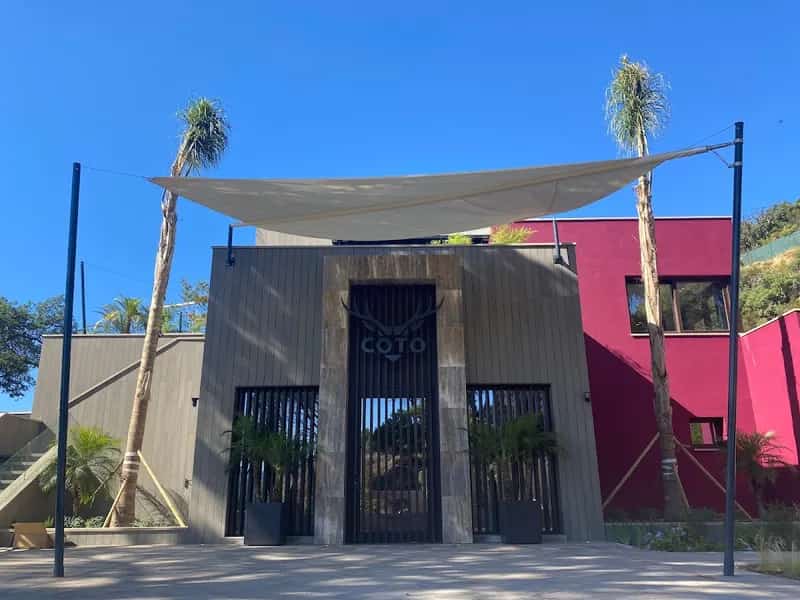 Fachada de Coto Restaurante con diseño contemporáneo, entrada elegante y arquitectura moderna en Benahavís, Marbella.