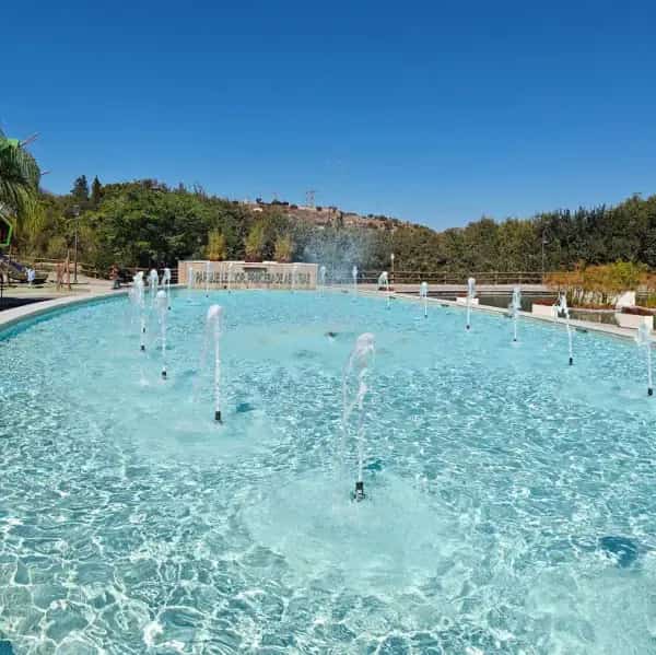 Lago artificial con fuente en el Parque Leonor Princesa de Asturias, Coín — zona acuática y de relax.