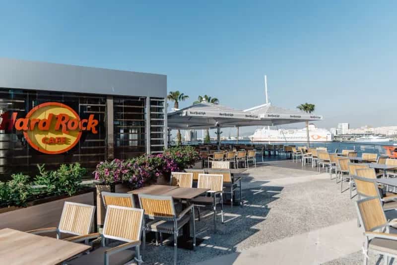 Hard Rock Café Málaga en Muelle Uno con terraza en la azotea, vistas al puerto y escenario de música en vivo