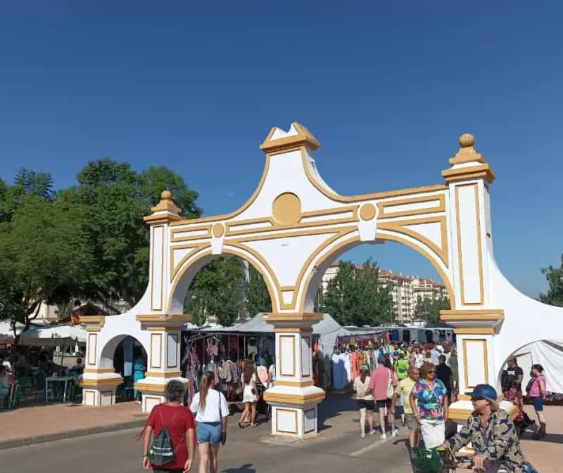 Arco monumental del Recinto Ferial de Fuengirola, espacio multiusos en el centro de la ciudad donde se celebran ferias internacionales, mercados y eventos culturales durante todo el año.