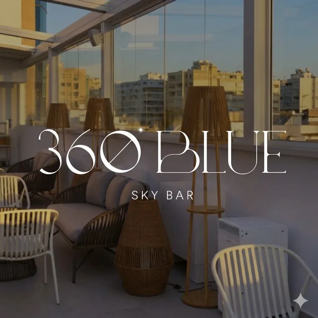 logo de 360º Blue Sky Bar en Marbella con el nombre del rooftop sobre una terraza al atardecer.