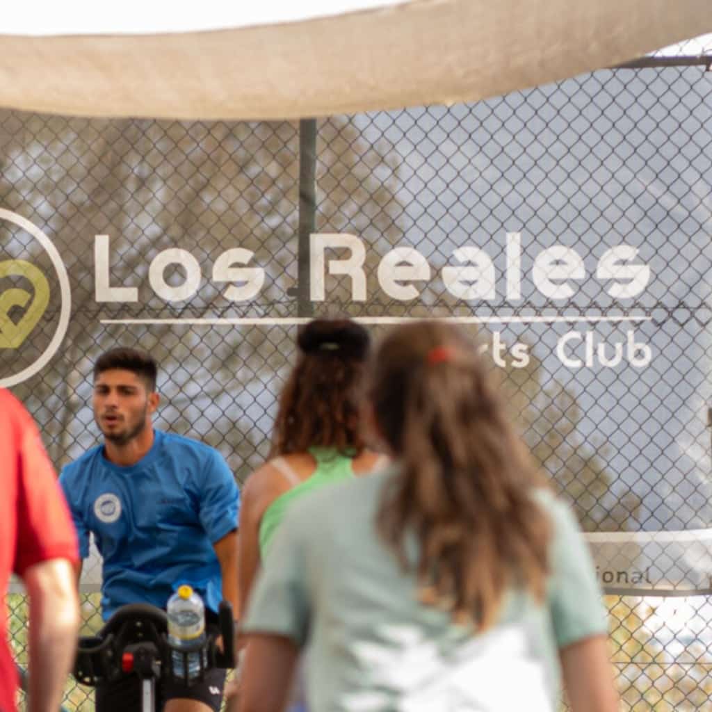 logo y sesion de deporte outdoor