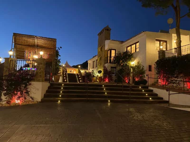 Fachada principal de Casa de la Era Marbella de noche, con escalinata iluminada, arquitectura andaluza y ambiente elegante para bodas y eventos exclusivos.