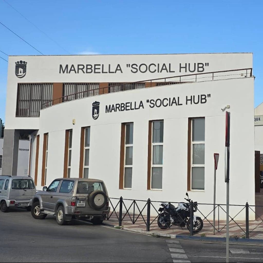 Fachada principal del edificio Marbellup en Marbella, sede municipal dedicada al emprendimiento, la formación tecnológica y el coworking gratuito.